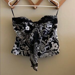 Strapless structured top.